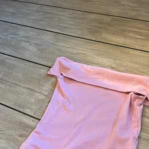 Rosa offshoulder tröja från Stradivarius - Söt rosa offshoulder tröja från Stradivarius i stretchig bomull. Inte använd mycket så bra skick