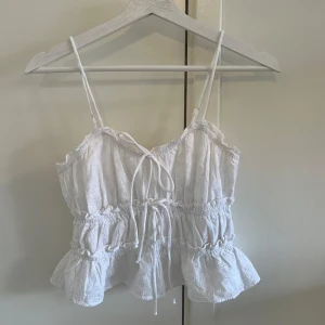 Vit topp - Vit topp från Gina Tricot. Strl 36. Justerbara axelband. Oanvänd, prislapp kvar 