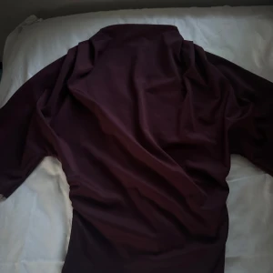 Mörkröd långklänning med flowy armar - Säljer denna jätte fina toppen ifrån Gina med tajt midja och flowy överdel. Säljer pga att den är aningen för liten och att den inte kommer till användning💕sätter priset högt eftersom den endast är använd en gång😊