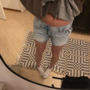 Ljusblå jeansshorts med broderi - Säljer dessa super fina jeans shorts från Gina Young i storlek 158 då jag tycker att de satt lite för tajt, storlekarna var dock ganska stora så skulle säga att de sitter som 164. Dom är helt oanvända! nypriset va 350💕💕
