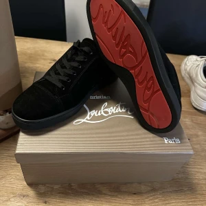Christian Louboutin Skor - Louboutin sneakers – strl 43 	•	Svarta sneakers utan spikar 	•	Röd sula 	•	Nyskick, inga skador 	•	Endast testade inomhus  Ingår: 	•	2x dustbags 	•	Liten dustbag 	•	Skohorn 	•	Extra skosnöre 	•	Låda och påse 📩 Hör av dig vid minsta fundering! 