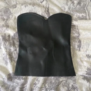 Topp - Säljer en svart, axelbandslös korsettopp från Zara med snygg sweetheart-urringning. Lite trasig men syns inte o enkelt att laga 