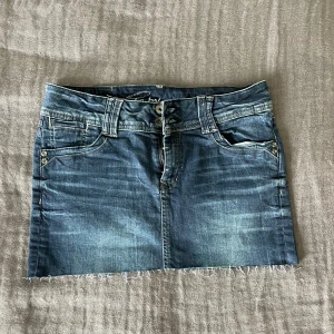 Lågmidjad jeanskjol - Super snygg och nästan helt oanvänd jeanskjol med låg midja från Esprit. Den har en jätte fin mörkblå färg och materialets skönt och stretchigt så passar som både S och M. Perfekt inför sommaren! Populär kjol så köp snabbt, först till kvarn.