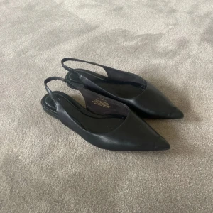 Svarta ballerinaskor med spetsig tå - Jättefina spetsiga ballerinaskor från H&M. Superfräscht och fint skick då de bara är använda 2 gånger!