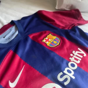 Äkta Barca tröja i S - Helt ny äkta Barca tröja köpt för 1200kr men aldrig använt för den var lite för stor 😊💗.  priset kan diskuteras                                                   För mer bilder är de bara att skriva