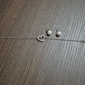 Silverarmband med glittrigt hjärta - Ett silvrigt hjärtarmband och Ett par pärlörhängen, Säljer båda  för 100 kr men går att köpa separat