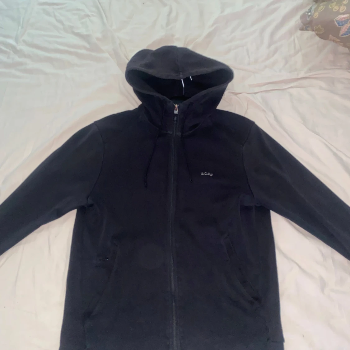 Svart hoodie från BOSS med dragkedja