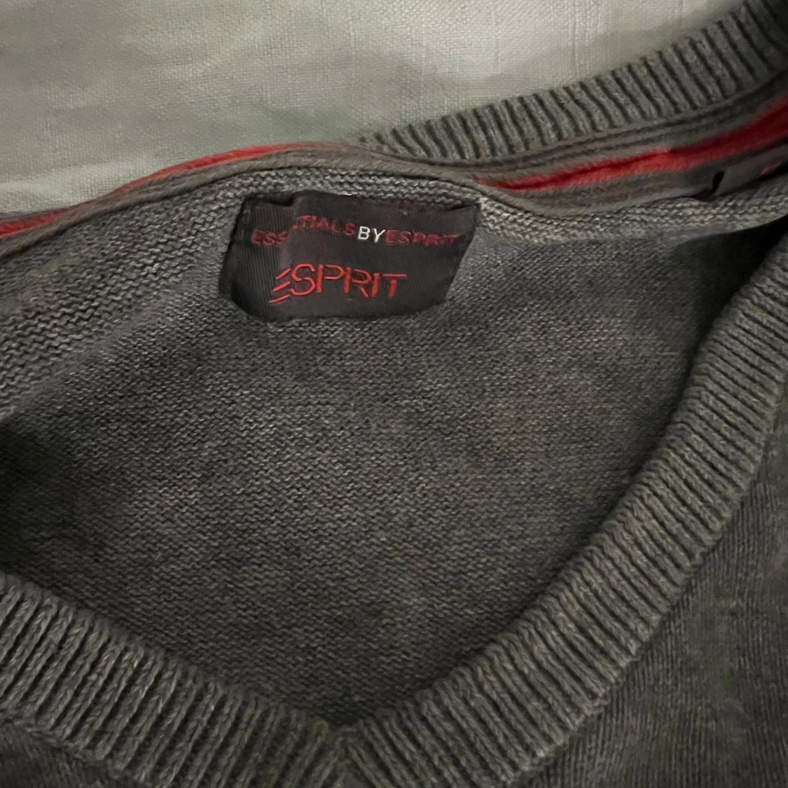 Mörkgrå V-ringad tröja Esprit - 2