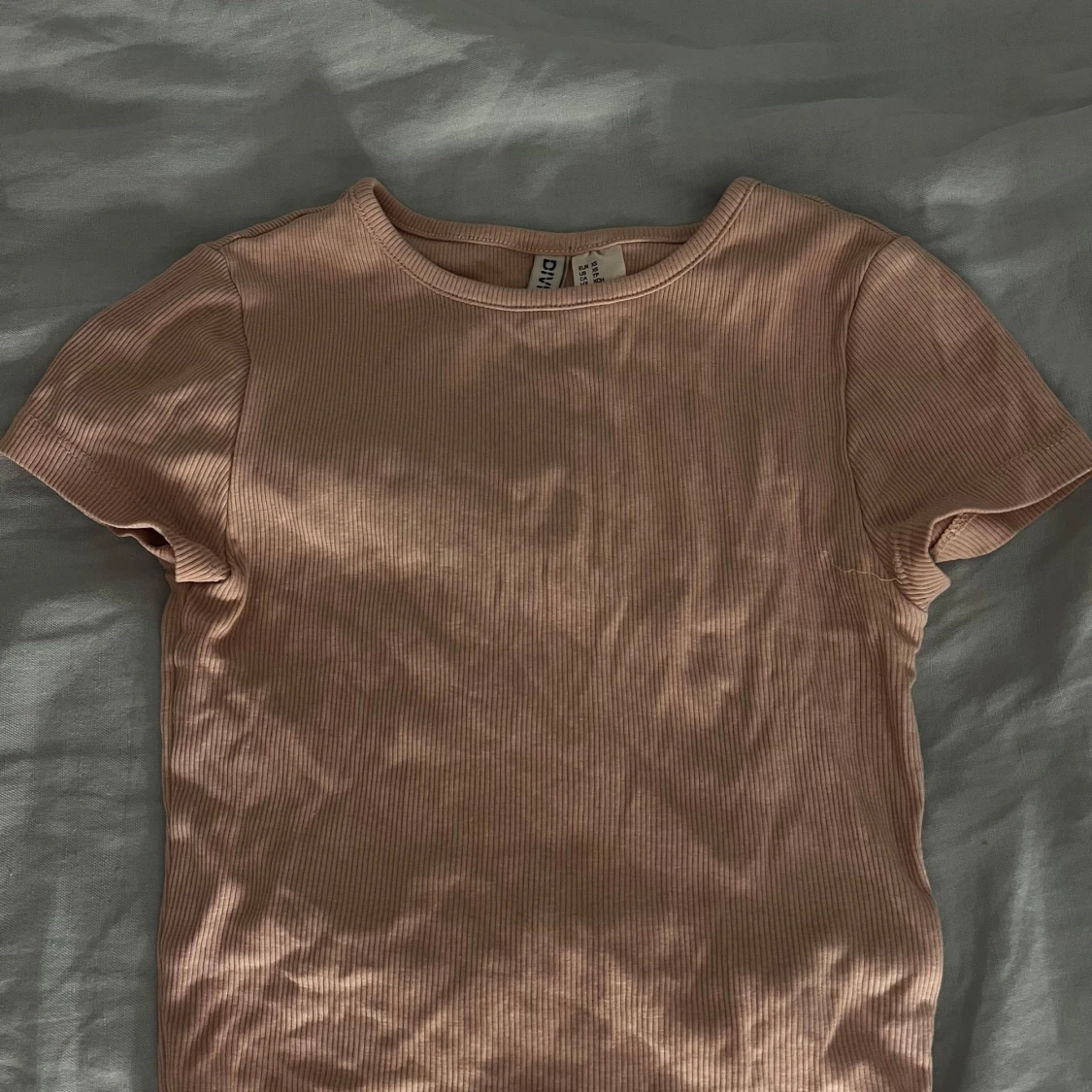 Ljusrosa ribbad croppad topp Divided - 1