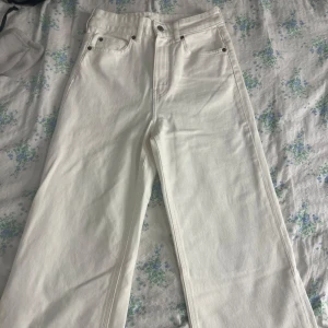 Vita raka jeans från H&M, strl 36 - Snygga vita jeans från H&M i storlek 36 högmidjade i nytt skick!
