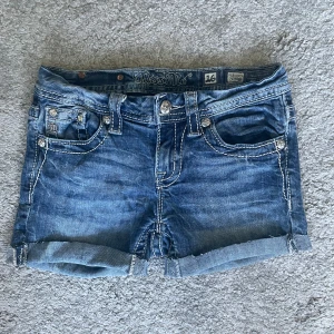 Miss Me jeansshorts  - Storlek 16 men skulle säga ungefär 23! Midjemåttet är ca 31cm