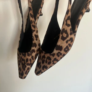 Leopardmönstrade pumps  - Spetsiga pumps med låg klack🤎