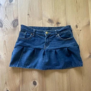 Volangkjol - Jeanskjol volang! Egensydd! Insydd i midjan så den passar mig som är s! Midjesmått 39 ca❤️