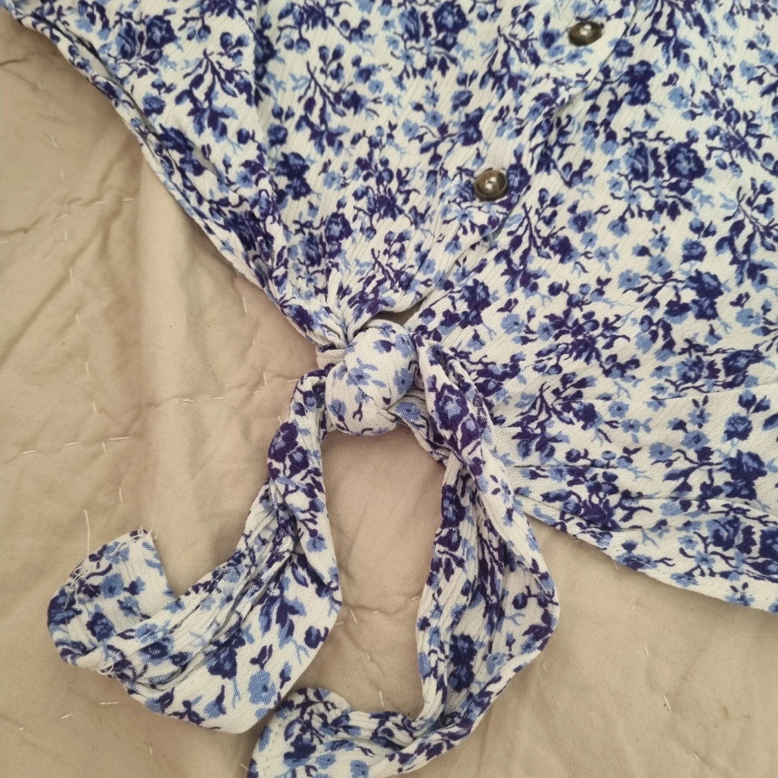 Blommig knyt-topp i blått och vitt - 1