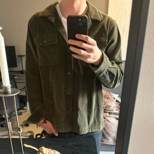 Polo Ralph Lauren Overshirt - En overshirt från polo Ralph Lauren i Manchester. Säljer då den inte kommit till användning, den är med andra ord nästan oanvänd. Hör av dig vid frågor!