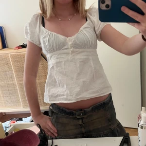 Slutsåld vit blus från brandy mellville - Supersöt vit blus från brandy melville. Blusen är i one zise men skulle säga att den sitter som en xs/s. Nypriset är 265 kronor! Blusen är i mycket bra skick och knappt använd!🥰