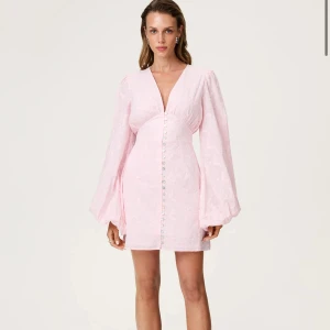 Ljusrosa Florence klänning från Adoore - Intressekoll på denna oanvända adoore klänningen💞💞