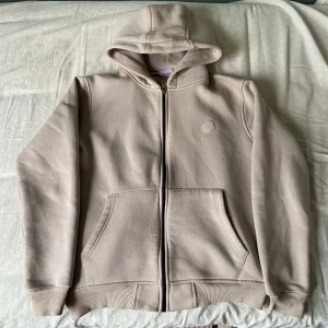Beige zip hoodie från Moncler - Snygg beige hoodie från Moncler med hel dragkedja och huva. Tröjan har två stora fickor framtill och diskret logga på bröstet. Qr-koden funkar som man ser i tredje bilden och storleken är S eller för en som gillar tightare kläder så skulle den kunna passa en M. Tillverkad i mjuk bomullsmix för extra komfort. Pris går såklart att diskutera och för mer frågor var inte rädd att skriva på PM.