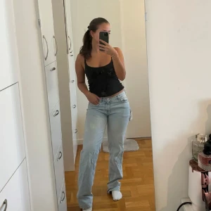 Gina Tricot jeans - Säljer dessa jättesnygga ljusblåa mid-rise straight jeansen, då de tyvärr blivit lite för små för min smak. Passformen är annars helt perfekt! Vänstra sidan av benet har fått en liten ljusgrön fläck som knappt syns, därav priset! Fläcken går säkert bort med lite vanish, annars är de i fint skick! 