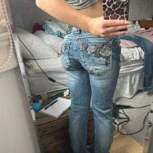 Miss Me jeans med paljettdetaljer - Säljer ett par ljusblå Miss Me jeans med snygga   silverfärgade paljettdetaljer på bakfickorna. Jeansen har låg midja, raka ben och fina kontrastsömmar. Perfekt för dig som är runt 160-170💕 priset kan diskuteras.