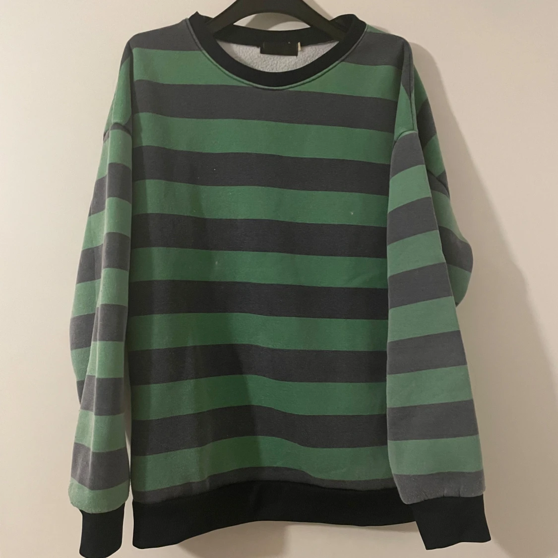 Randig grön och grå sweatshirt - 1