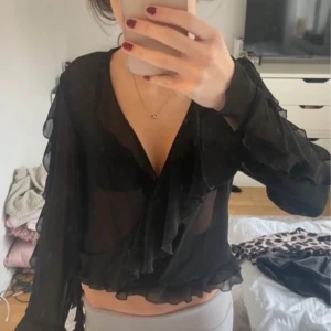 Svart omlottblus med volang - Jätte fin blus från zara, inte min bild