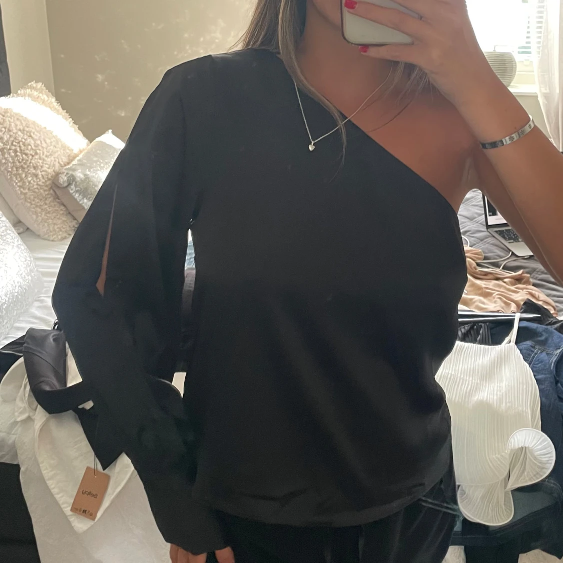 Svart oneshoulder blus i satin - 3