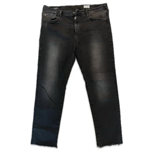 True Religion svarta lågmidjade jeans crop - Svarta jeans från True Religion i boyfriend-modell med croppad längd. Låg midja och relaxed skinny fit. Midjemått: 44, Innerbenslängd: 66, midjehöjd: 27. Se min profil för fler jeans🤩