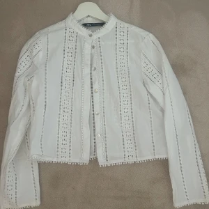 Vit broderad blus från Zara - Jätte söt blus i toppen skick 