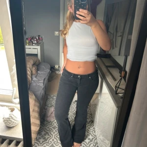 Svarta bootcut jeans med låg midja - Säljer dessa snygga svarta jeans med bootcut-modell och låg midja. Bilderna är från tjejen som jag köpte de ifrån ❤️