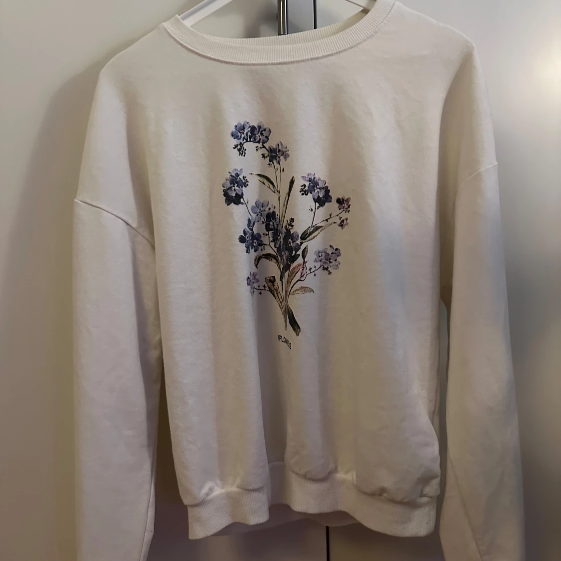 Vit sweatshirt med blommigt tryck