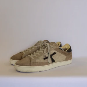 Premiata Sneakers - PREMIATA SNEAKERS  Storlek : 42  Passform : Normal  Användning : Väldigt fint skick utvändigt men sitter en extra "läder" lapp i hälen pga slitage  Nypris : Cirka 3000SEK