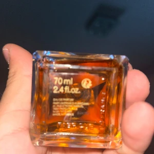 Maison Francis Kurkdjian Grand Soir 70ml - Exklusiv parfym Grand Soir från Maison Francis Kurkdjian Paris. Flaskan är fyrkantig i genomskinligt glas med guldig fyrkantig kork och innehåller 70 ml av en bärnstensfärgad doft. Lyxig och elegant design som sticker ut i parfymhyllan.