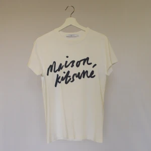 Maison Kitsuné - MAISON KITSUNÉ T-SHIRT  Storlek : S  Passform : Normal   Användning : Tröjan är i väldigt fint skick utan defekter  Nypris : Cirka 1500SEK