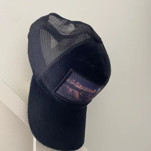 Natone keps - Jag säljer en stilren limited edition keps från natone som inte går att köpa mer. Den har används ytterst lite, den har inga repor eller något som är sönder.                                                         Köptes för 459kr