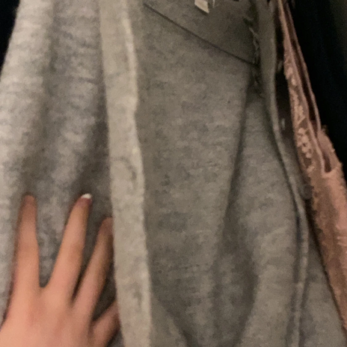 Ljusgrå stickad kofta med knappar - 2