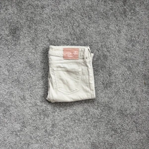 Vita slim fit Jacob Cohen - Snygga vita jeans från Jacob Cohen med klassisk femficksdesign och diskret logga på bakfickan. Jeansen har smal passform och är tillverkade i en mjuk bomullsblandning som ger en skön känsla hela dagen.