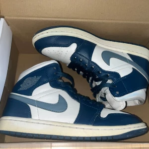 Air Jordan 1 Mid - Sky J Blue - Priset är inte hugget i sten! Säljer dessa stiliga och bekväma jordans. Originalpris : 2000