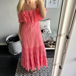 Supersöt volangklänning  - Så fin långklänning från Blondhour!💖💖Den är i nyskick, endast använd en gång 🫶🏼Storlek S! Klänning är helt slutsåld 💕💕(nypris är 2945kr) ❣️