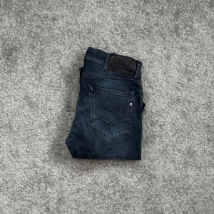 Replay Jondrill skinny jeans mörkblå - Säljer ett par Replay Jondrill jeans i mörkblå tvätt med snyggt slitna detaljer. Modellen är skinny fit men sitter som slim med en klassisk femficksdesign och dragkedjegylf. Jeansen är tillverkade i stretchig bomullsdenim för en bekväm passform.