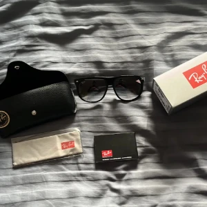 Rayban Boyfriends RB4147 - Snygga Ray-Ban Boyfriend RB4147 solglasögon i svart med gråtonade linser. Klassisk, nästin helt nya inga tecken på användning, köpt för 1299 på eyerim.se. Om man följer så går priset att diskutera! Vid frågor skriv meddelande så svarar jag snabbt🙂🍾
