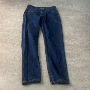 Lee Jeans - Mörkblå jeans från lee. Bra skick och Bra pris.