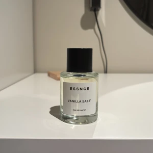 ESSNCE Vanilla Sass' Eau de Parfum - Doften passade inte mig riktigt så har inte använt den. 