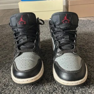 Nike air jordan 1 mid - Nike Air Jordan 1 Mid de är i bra skick men de har lite heeldrag (se bild 4) de är därav priset. Några frågor eller funderingar kom pm!