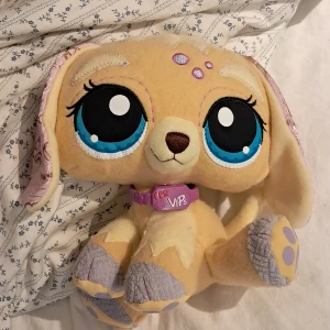 Littlest pet shop VIPs hund gosedjur 2008 - Officiell LPS VIPs beige hund gosedjur från 2008. Mycket bra skick. 