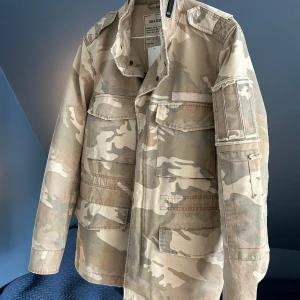 Camouflagejacka från Zadig & Voltaire - Snygg camouflagejacka från Zadig & Voltaire med flera praktiska fickor och coola detaljer på ärmen. Jackan har klassisk militärstil och en riktig hit till sena sommar kvällar samt höst och vår dagar! ‼️OBS‼️ Pris går självklart att diskutera!       Besvarar gärna frågor!