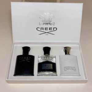 Creed parfymset 3x30ml - Lyxigt parfymset från Creed med tre flaskor à 30ml: en svart, en transparent och en vit flaska. Märkets logga och detaljer i silver pryder flaskorna. Innehåller bland annat Aventus och Silver Mountain Water. Kommer i elegant vit presentask. (Pris kan diskuteras vid snabb affär)