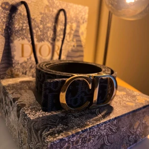 CD bälte - Snyggt bälte med ”CD” logga stilren och sommrig som passar till alla outfits