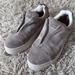 Grå mockasneakers från Eytys - Sneakers från Eytys i grå mocka med vit platåsula, säljer de då dem inte kommer till användning längre🥰