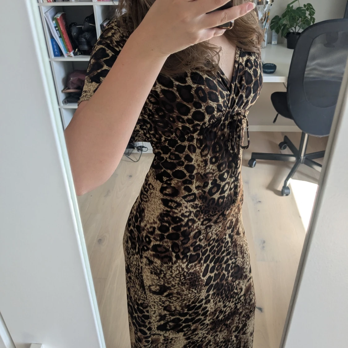 Långklänning med leopardmönster - 1